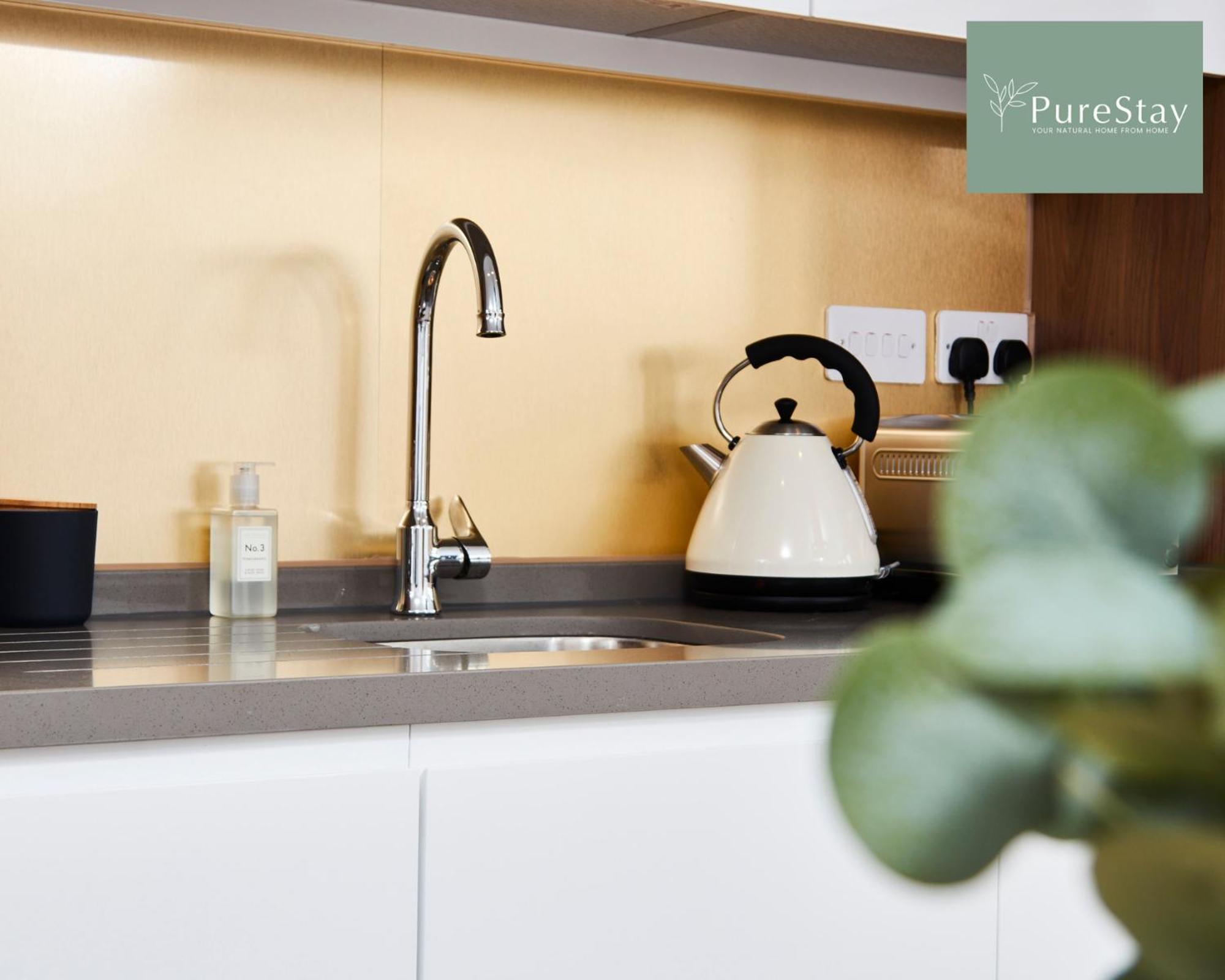 Stunning 5 Bed Manchester House With Parking By Purestay Short Lets & Serviced Accommodation Bagian luar foto